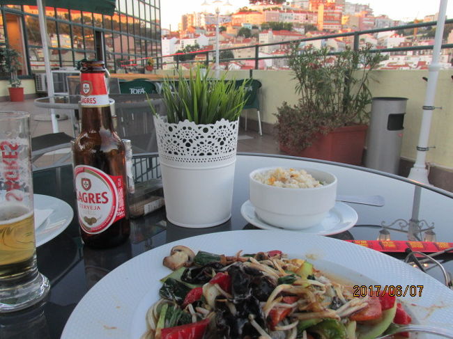 テラスから外の景色を眺めていたら、中華の料理が運ばれてきた。