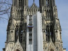 「ノートルダム大聖堂（ランス）」

わかり易い大きな通りをてくてく、、
ランスの街ではほとんどTAXIを見かけませんでした、、
地元の人も移動は BUS or トラム、、
なのでkuritchiはほとんど“徒歩”で移動、、
「G.H.mumm」から大聖堂まで徒歩約30分
本当はTAXIで移動するつもりだったのですが、地方都市ではTAXI利用はなかなか難しい、、
徒歩での移動中心になるので、どうしても移動時間に時間がかかります、、

堂々とした荘厳な「ノートルダム大聖堂」のファザード、、なのですが、、、
正面にあたる ファザードは修復中、、（2016年時点）
地元の人曰く“ランスの大聖堂はずーっと修復中”、、(^^;
この修復中状態では…　ファザードの大きなバラ窓が、、　見られないことは確か、、（＞＜


1210年火災で消失するも200年以上の時をかけ現在の大聖堂を建造。
フランス革命時も彫刻を中心に破壊を受けました。
そして、第1次大戦中（特に1914年の9月の空襲）に空襲や砲撃を受け大彫像や約半数のステンドグラスが失われました、、
修復が完了し、元の姿を見られるのは何時になるのでしょうか、、

