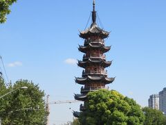 七宝から地下鉄9号線で徐家匯で降りて11号線に乗換
やってきたのは龍華寺

龍華駅には何もありません
私が利用した駅で唯一何もない駅です

この塔を見て何故か浮かんできたのは
堺正章＆夏目雅子主演の西遊記のエンディング映像
そして
♪Iｎ Gandhara Gandahara they say it was India~ by ゴダイゴ　ガンダーラ
