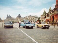 ＊右奥がグム百貨店　真正面はクレムリン
　右側聖ワシリー寺院前にある銅像がミーニンとポジャールスキーの像（1613年に成立したロマノフ朝の開祖）