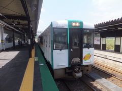 鳴子温泉から小牛田行きの陸羽西線に乗車します。
ちょうど始発駅だったので既にホームに入ると入線していました。

