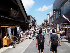 宇治橋を渡り、そのまま人の流れのままに
「おはらい町通り」に入って行きます。