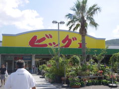 そのあとは島で一番大きいスーパーへ。
ここへ行けばなんでも揃う、的な地元民も観光客も集まる店。

ここで会社や家用のお土産を買いました。