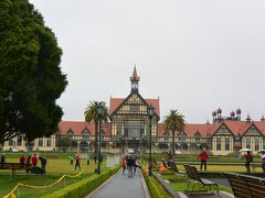 中に入って歩いていくとロトルア博物館
昔は温泉だったそうですが。
雨だったので写真に撮っていませんが、昨夜はピンクにライトアップされていました。
