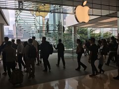 IFCモールには表参道のと同じかちょっと大きく位のアップルストアが入っており、ちょうど行った時はオープン直前でした。
この日はちょうどiPhoneXの発売日の翌日。
開店前から結構な人が並んでおり開店と同時にスタッフの拍手に迎えられながら入店していきました。
せっかくなんでちょっと覗いて行くことに。
初めてiPhoneXの実機に触れるのが香港と言うのも何の因果でしょ？
いい加減ぼろっちくなって来たから買い換えたいな…。
ここ香港でもIFCモールの外にはiPhoneXを買い取る業者がたくさん群がってました。
中国本土の方かな？