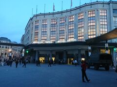 一息ついて街歩きを始めます。中央駅の前を通り