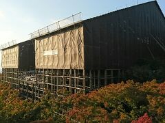 ＪＲ京都駅からバスで移動。何とか座れた。
清水寺は改修期間に入っていて清水の舞台もすっぽりカバーが被せられていて見えない状態。知っていたとはいえ少し残念。ただ何度も見たことあるしメインは周辺の街並み散策だからこれはこれで良しとする。