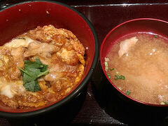 ●やきとり 鳥あさ＠四条烏丸

ワンコインランチをいただきました。
親子丼と鶏汁。
鶏肉が柔らかくて美味しかったです！
