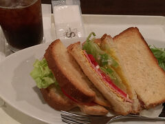 ●進々堂＠ラクエ四条烏丸店

ハムチーズトーストサンドセット。
ドリンクがついて700円（税込み）です。
ちょっとお高いですが、進々堂なら…と思ってしまいます。
京都の美味しいパン屋さんです。
