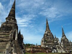 青空に映える3つの仏舎利塔。
アユタヤ遺跡。
さすが世界遺産です。