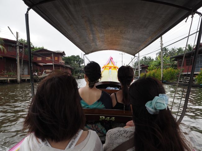 まずは電動のボートに乗ってジャングルクルーズ的な。<br />結構なスピードが出て爽快でした。