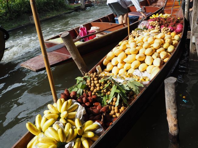 南国のフルーツたっぷり！<br />水上マーケットっぽい！