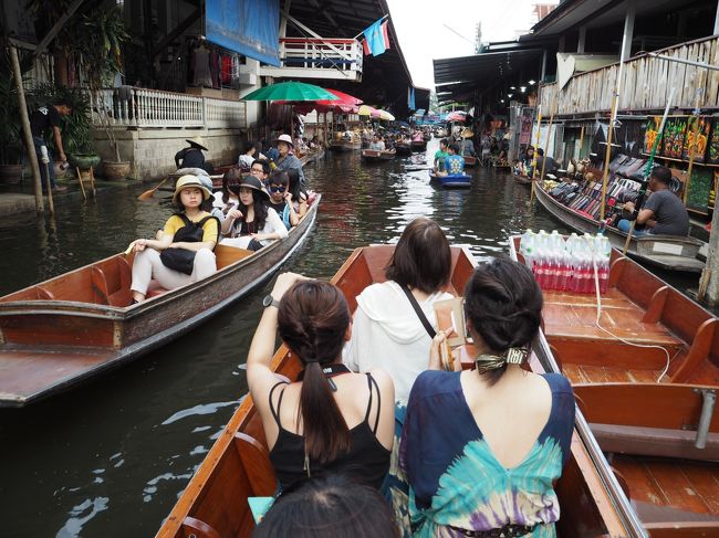 って、水上お土産マーケット。<br />運河の沿いの露天は全部観光用のお土産屋さん。<br />