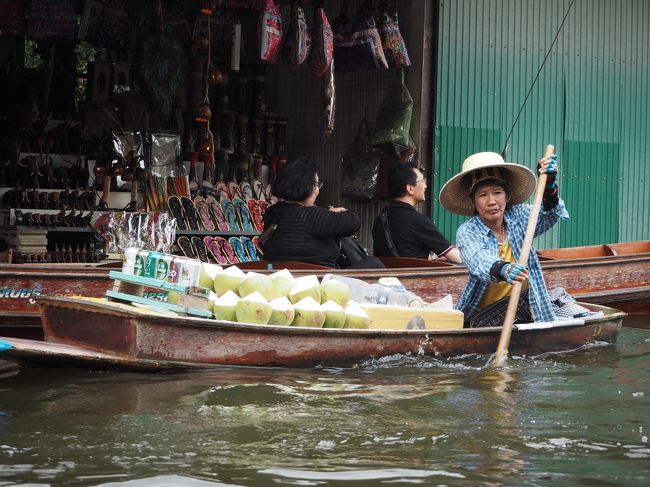 ボートに乗ってる人も<br />観光客向けの売り子さん。<br />生活の一部を垣間見れたわけでもなく、<br />なんだかぁ。ちょっと残念。<br />完全に観光向け。