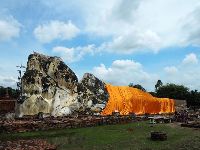 最大の目的地アユタヤ遺跡にやって来ました！<br />まずは巨大な寝仏像、ワット・ローカヤースッターからスタート！<br />