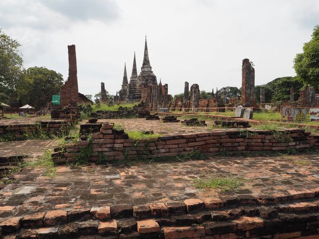 お次はこちら、<br />ワット・プラシー・サンペット。<br />アユタヤ王朝の3人の王の遺骨が眠る場所。