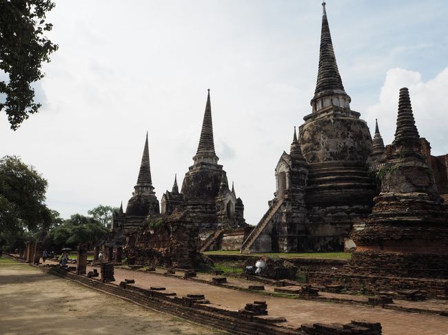3つの仏舎利塔が印象的な遺跡。