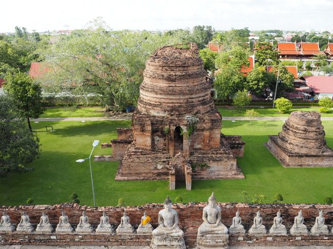 塔の上からの眺め。<br />首が修復された仏像様が並んでます。
