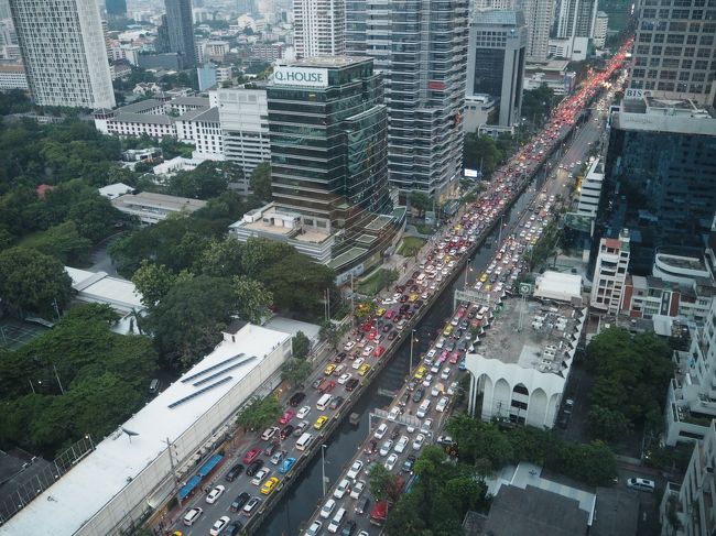 と思ったら<br />これがバンコクの渋滞！<br />これは凄い。<br />圧巻です。