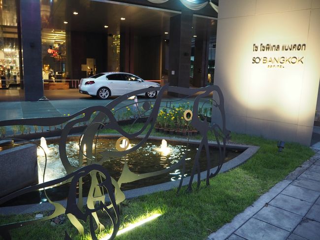 ホテルを出て夕食を食べに出かけます。<br />像のオブジェが可愛い。