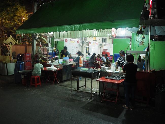 街の屋台は大賑わい。<br />こんな屋台がたくさんあります。