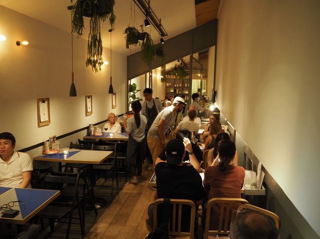 店内はオシャレで清潔。<br />なかなかの賑わいです。