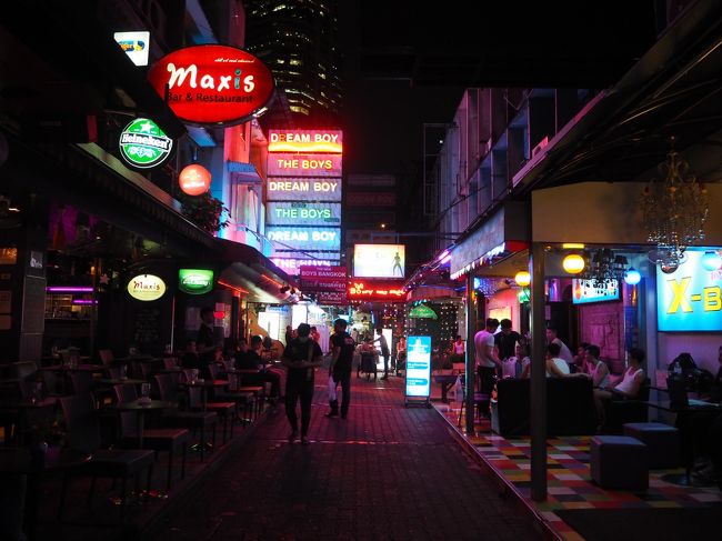 夜の街へ繰り出して見ます。<br />ネオンが怪しく光る通り。