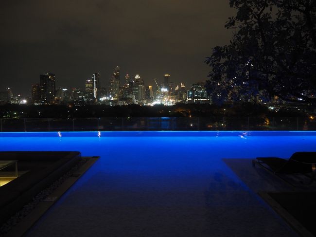 ホテルに戻って来ました。<br />このプール。<br />夜も素敵すぎる！<br />フォトジェニック！