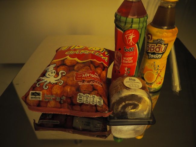 途中コンビニで買ったお菓子で<br />部屋でダラダラのんびり過ごしました。<br />アユタヤ遺跡を巡った2日目終了です。