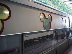 2日目は、ディズニーランドの日です！
油麻地駅から、ディズニーランドへ向かいます。電車で40分くらいです。
ちゃんと、ディズニーの電車が通っていました！感動！