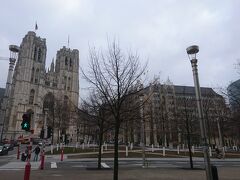 ヨーロッパ旅行をしていることをFacebookに投稿していたら、ドイツ人の友人が車で8時間かけてブリュッセルまで会いに来てくれました！待ち合わせ場所のサンミッシェル大聖堂へ。