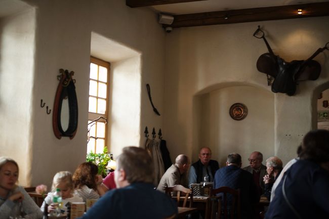 地元の人でいっぱいのレストラン