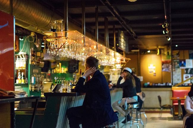 フィンエアーヘルシンキ乗り継ぎです。ヘルシンキはメーデーで皆さん水兵さんの帽子をかぶっています。