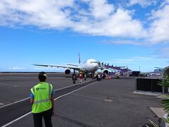 12:30 コナ国際空港

到着したら、タラップを降りて歩いて入国手続きのブースへ。