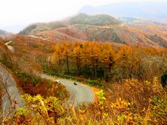 コンディションも良くないしテンション上がらず、一切経山はあっさり諦めて、紅葉を探しに行く。

裏磐梯方面へ向かう途中、絶景ポイントがあった。