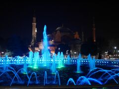 反対側には、ライトアップされた噴水と、アヤソフィア
夜のイスタンブールもオススメです。