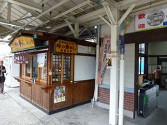 ホーム側からのおぎのや売店。立ち食いそばもあります。