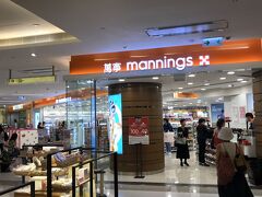 マーケットプレイスのお隣にマニングスがあります。
そこそこ広くてきれいな店内。
いろいろ置いてます。
ここで京都念慈菴ののど飴買いました。
缶入りのと袋入りのがあって、フレーバーも４～５種類。
口コミサイトとか見ると「めっちゃ効く！」って書いてるけどホントかな～