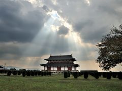 2日目（11月4日）
空がどんよりしています。
大極殿に雲の隙間から太陽の光が差し込んでいました。
平城京跡は不思議な場所です。