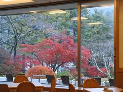 まずは富士山側の紅葉を撮影。次に河口湖側へ。
ガーデンラウンジ「ラベニュー」からの眺望。