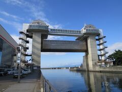 日本最大級の大型水門「びゅうお」です。びゅおとはview（眺め）と魚（うお）を組み合わせた造語です。（沼津港エリアマップより抜粋）
