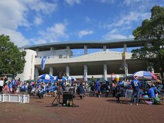 スタジアムグルメを楽しむアスルサポの人たちです。沼津の皆さんよろしくお願いします。