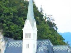 マルティヌス教会
モザイク屋根がいいですね！

レストランパークで昼食し、ブレッド城に向かいます。
インフォメーションで聞いたら城に向かうバスがあるそうですが、出たばかりでした。
マルティヌス教会の後ろから歩いて城に向かう道があるそうです。