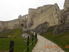 岩山の上に最初に城が建てられたのは１２０９年。タタール人の来襲に備える要塞で中央ヨーロッパでは最大規模だったそうです。