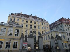 さあ、夕食を食べに行こう！　向かうは有名レストラン・コーゼルパレー。
コーゼル伯の屋敷だっただけあって、素敵な建物で楽しみです！
日本語メニュー完備。