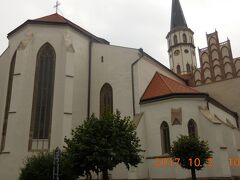 聖ヤコブ教会。スロバキアで２番目に大きな教会です。ミサのため入場できませんでしたが手の込んだ世界最大のゴシック様式の祭壇があるようです。