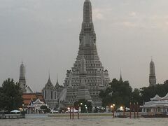 綺麗に修復されている。
ワットアルンの美しさを満喫出来て満足。