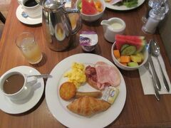 今朝の朝食も、ホテル１階のレストラン・ニュードリウスへ。
メニューは昨日とほぼ同じですが、あきる程ではありません。