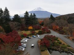 今回の宿は、河口湖畔に建つ富士ビューホテル。
5階展望スペースから見る富士山。