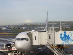 今日の 羽田空港は いい天気です。遠くに 富士山が 見えます。